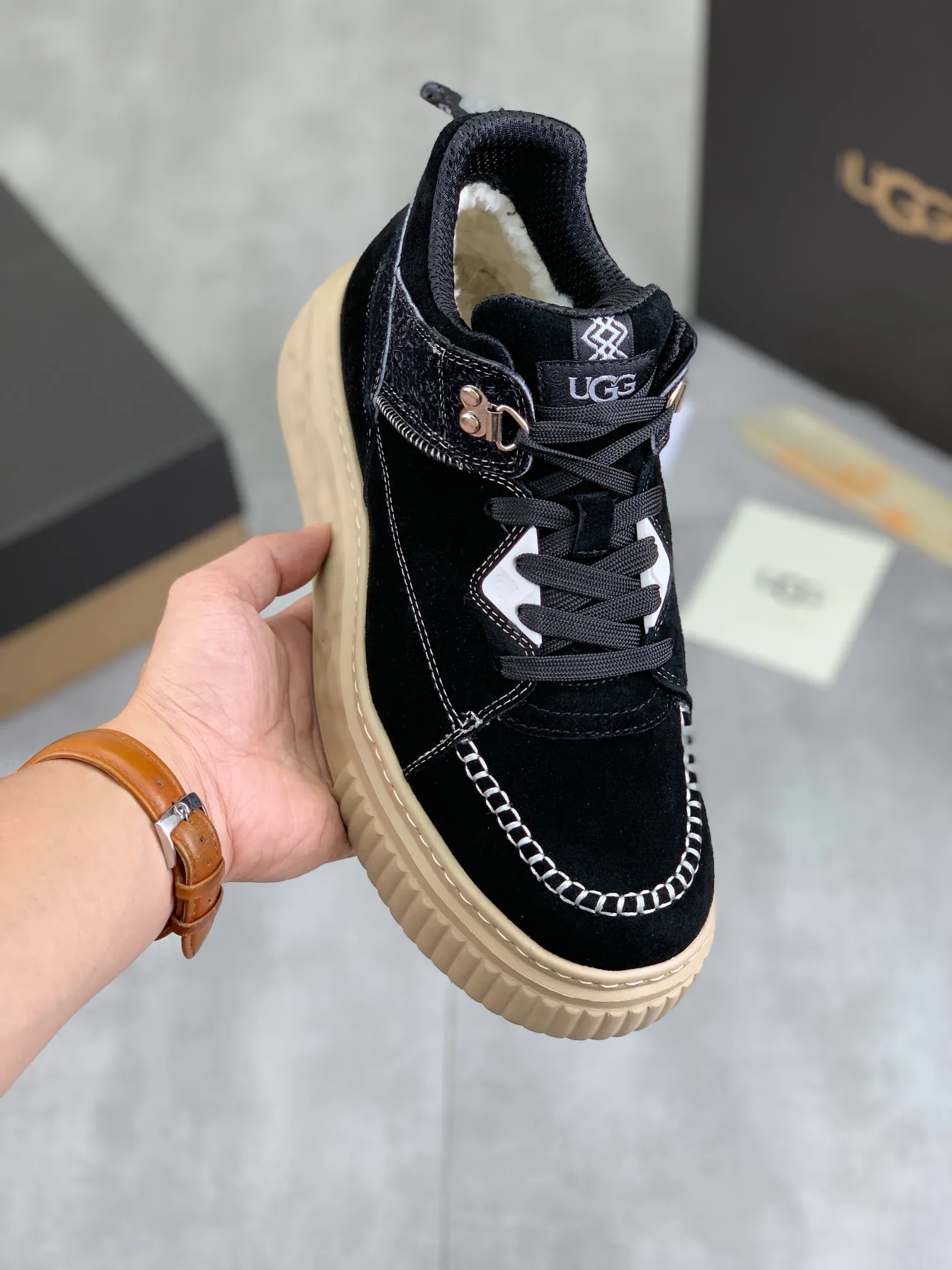 Men's shoes 💰P640 [New style] 💰 🆘 "Real wool" [UGG] 👉The popular men's shoes are synchronized with the official website 🔰The quality of the genuine products [satisfied] is not comparable to the imitations in the general market 🌀The upper is imported Italian frosted cowhide, and the lining is: foot pad 🅰️ grade 🐑Real wool👻Only Grade A can show the effect The hand feels smooth and delicate 🔱The shoe shape is grand, only genuine manufacturers can do it 🎄The perfect toughness of the original outsole 👻⬛️ allows customers to say goodbye to one-time consumption. Real wool lining, super warm. Available in black, brown and gray. Size: 39-44